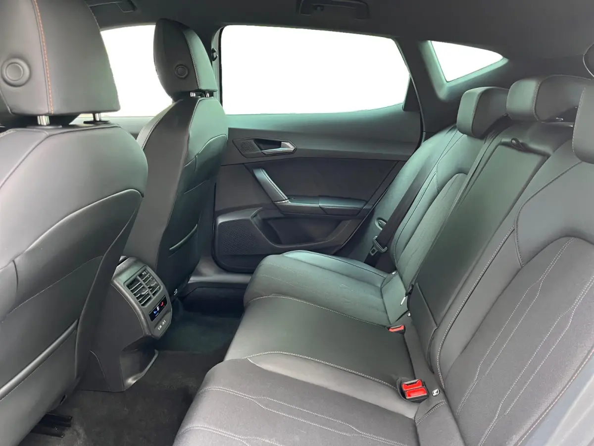 1.4 e-Hybrid Business | 18" LM | Climate Control | Adaptive Cruise Control | Draadloze telefoonlader | Navigatie