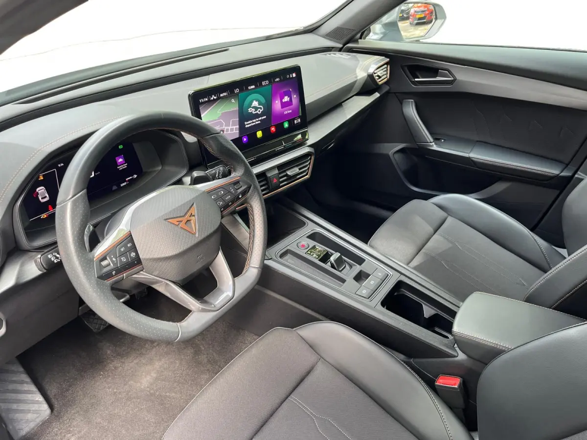 1.4 e-Hybrid Business | 18" LM | Climate Control | Adaptive Cruise Control | Draadloze telefoonlader | Navigatie
