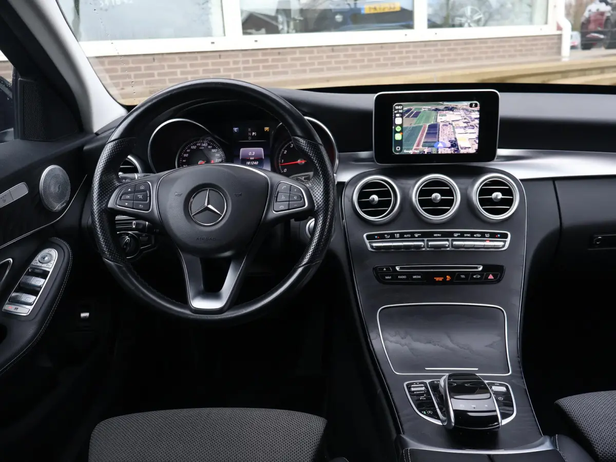 200 PREMIUM PLUS 184 PK AUT. + WEGKL. TREKHAAK | DRAADLOZE CARPLAY | CAMERA | 18 INCH AMG | STOELVERW.