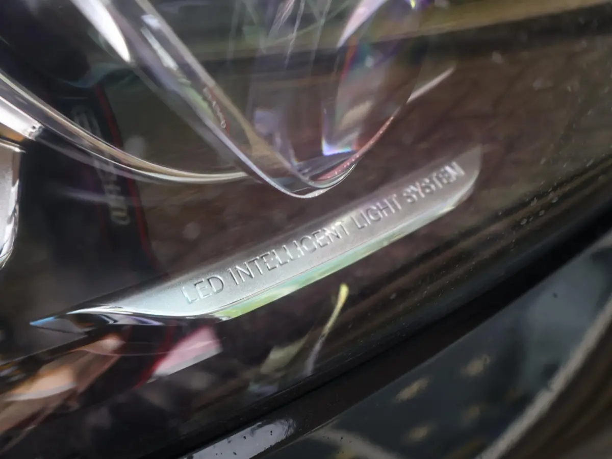 200 PREMIUM PLUS 184 PK AUT. + WEGKL. TREKHAAK | DRAADLOZE CARPLAY | CAMERA | 18 INCH AMG | STOELVERW.