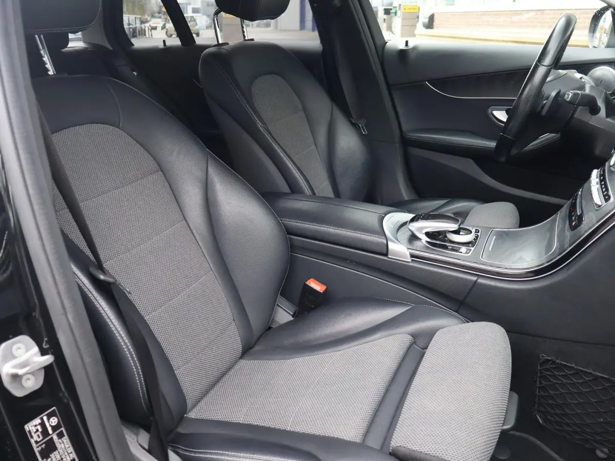200 PREMIUM PLUS 184 PK AUT. + WEGKL. TREKHAAK | DRAADLOZE CARPLAY | CAMERA | 18 INCH AMG | STOELVERW.