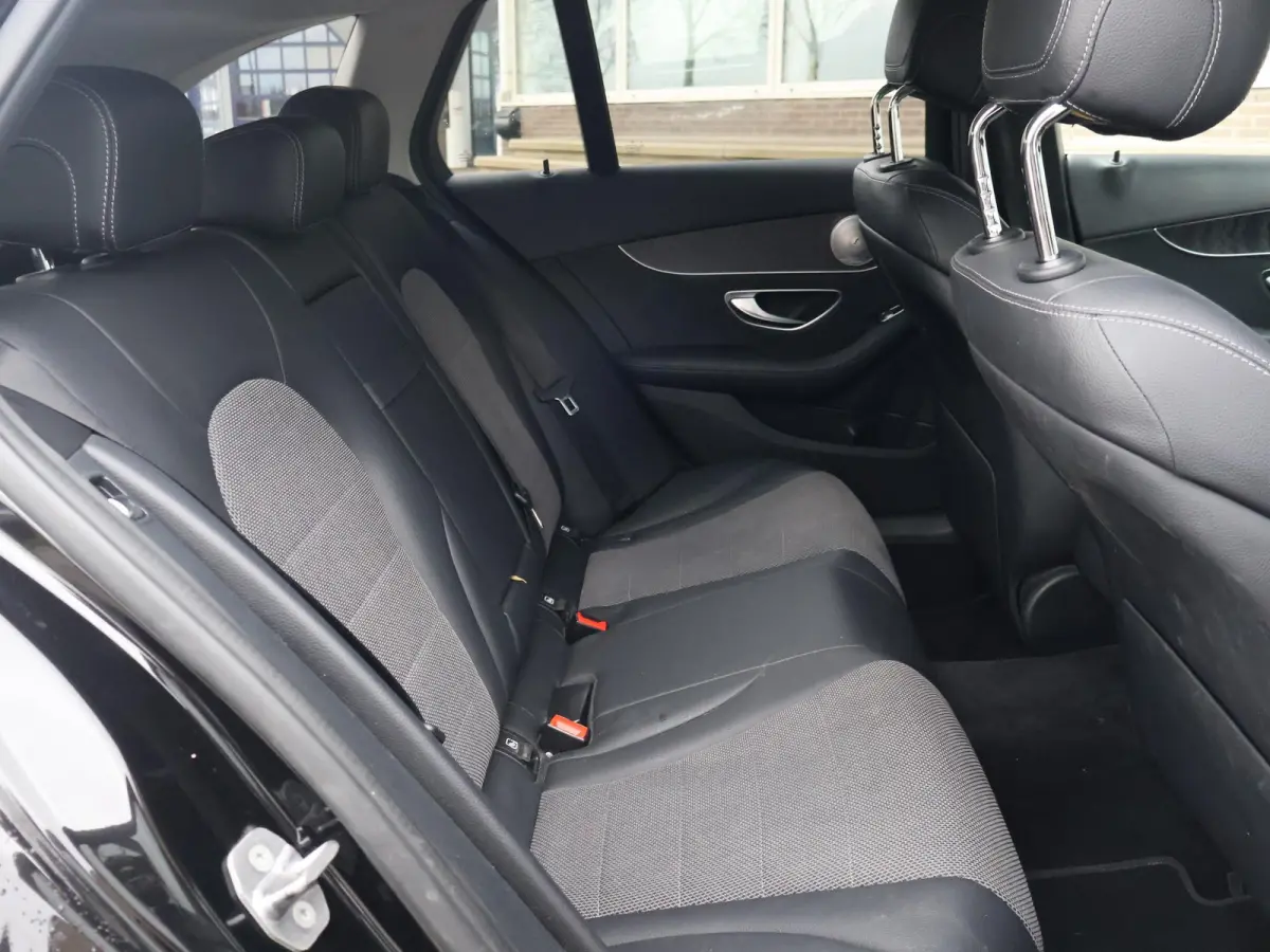 200 PREMIUM PLUS 184 PK AUT. + WEGKL. TREKHAAK | DRAADLOZE CARPLAY | CAMERA | 18 INCH AMG | STOELVERW.