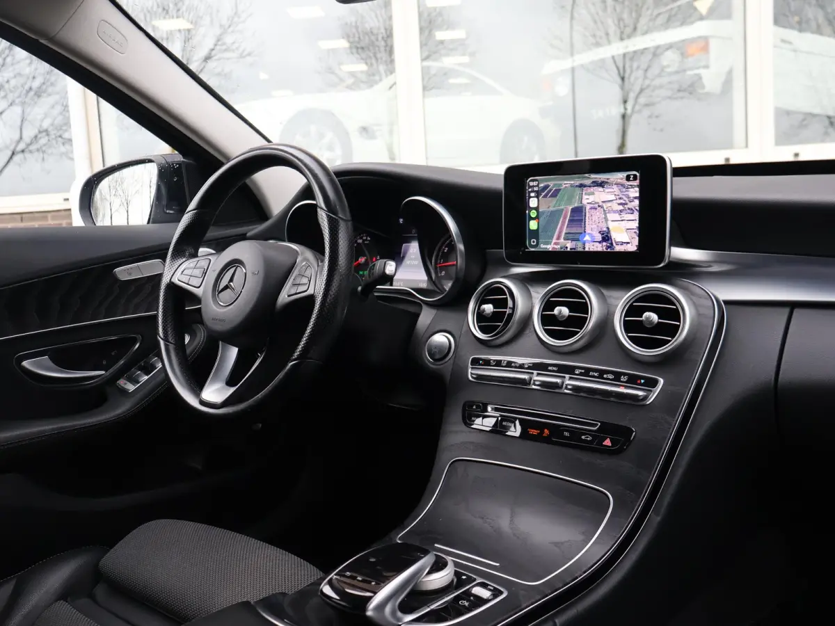200 PREMIUM PLUS 184 PK AUT. + WEGKL. TREKHAAK | DRAADLOZE CARPLAY | CAMERA | 18 INCH AMG | STOELVERW.