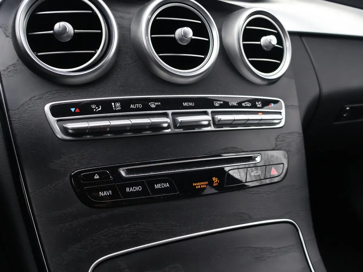 200 PREMIUM PLUS 184 PK AUT. + WEGKL. TREKHAAK | DRAADLOZE CARPLAY | CAMERA | 18 INCH AMG | STOELVERW.