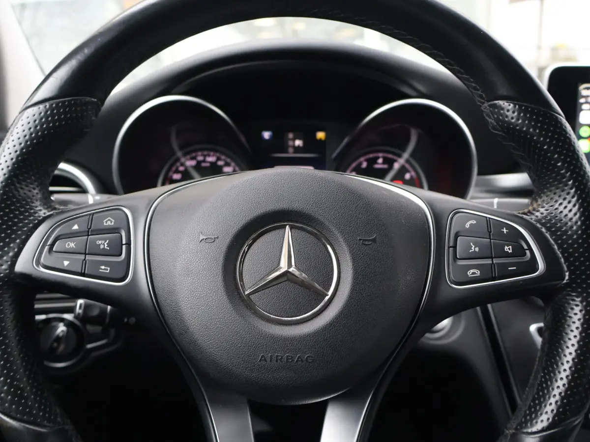 200 PREMIUM PLUS 184 PK AUT. + WEGKL. TREKHAAK | DRAADLOZE CARPLAY | CAMERA | 18 INCH AMG | STOELVERW.