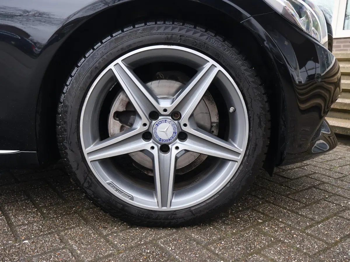 200 PREMIUM PLUS 184 PK AUT. + WEGKL. TREKHAAK | DRAADLOZE CARPLAY | CAMERA | 18 INCH AMG | STOELVERW.