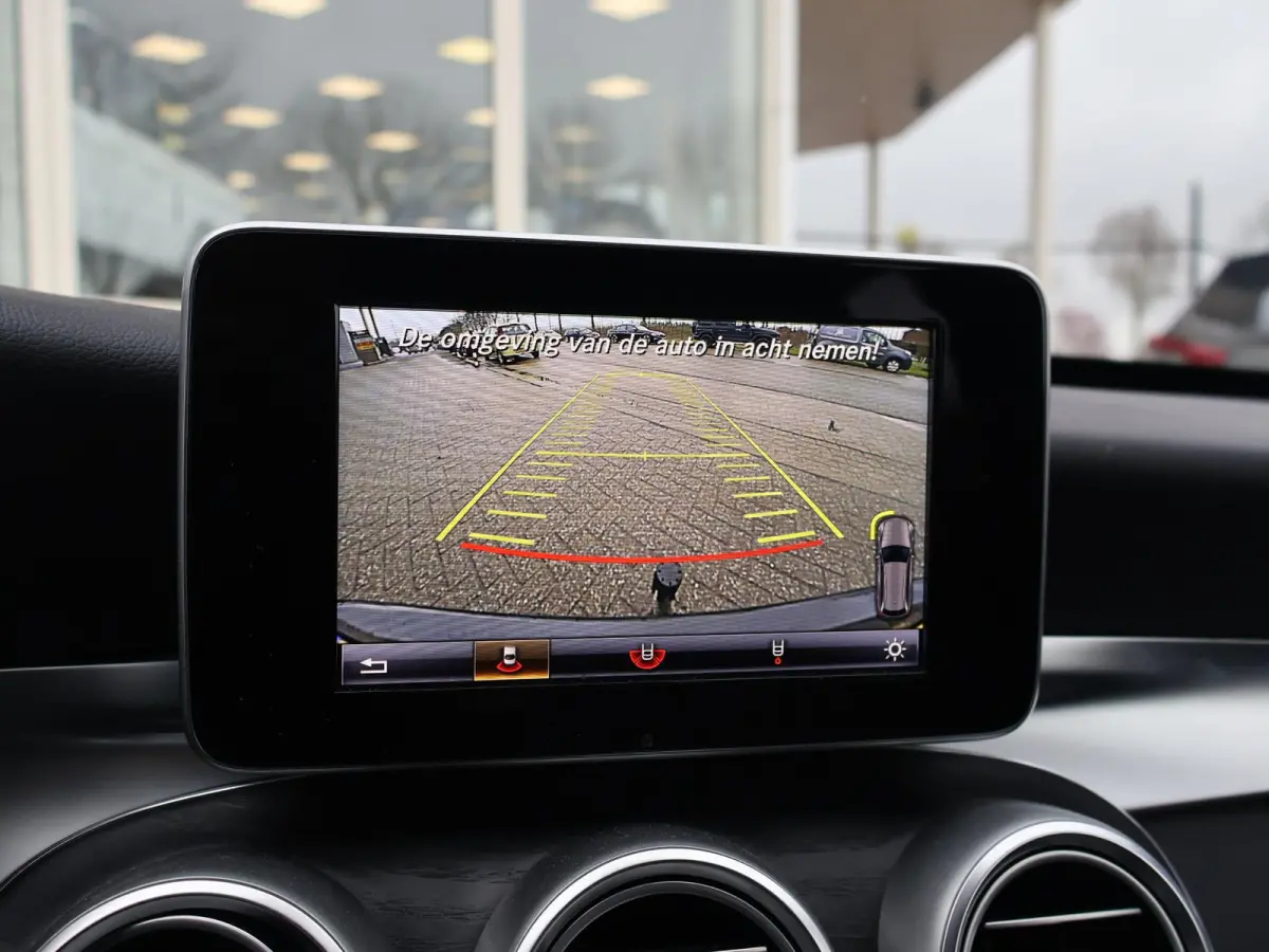 200 PREMIUM PLUS 184 PK AUT. + WEGKL. TREKHAAK | DRAADLOZE CARPLAY | CAMERA | 18 INCH AMG | STOELVERW.