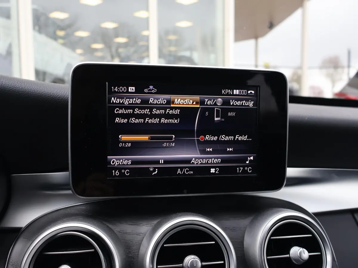 200 PREMIUM PLUS 184 PK AUT. + WEGKL. TREKHAAK | DRAADLOZE CARPLAY | CAMERA | 18 INCH AMG | STOELVERW.