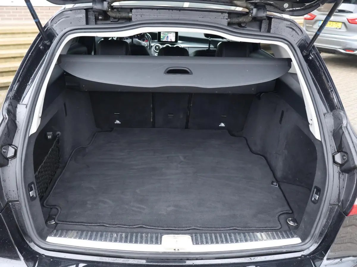 200 PREMIUM PLUS 184 PK AUT. + WEGKL. TREKHAAK | DRAADLOZE CARPLAY | CAMERA | 18 INCH AMG | STOELVERW.