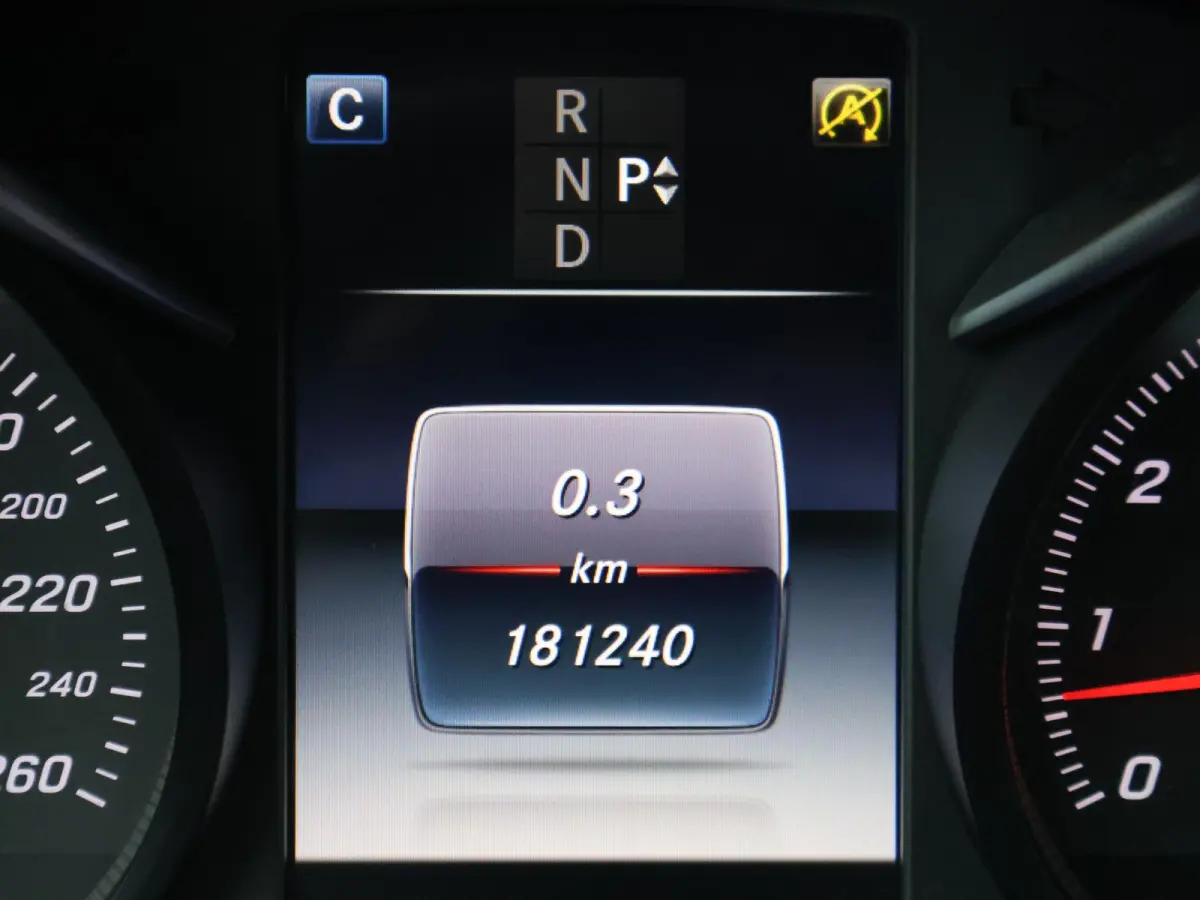200 PREMIUM PLUS 184 PK AUT. + WEGKL. TREKHAAK | DRAADLOZE CARPLAY | CAMERA | 18 INCH AMG | STOELVERW.