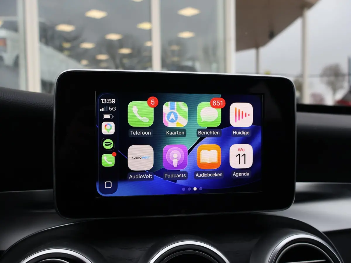 200 PREMIUM PLUS 184 PK AUT. + WEGKL. TREKHAAK | DRAADLOZE CARPLAY | CAMERA | 18 INCH AMG | STOELVERW.
