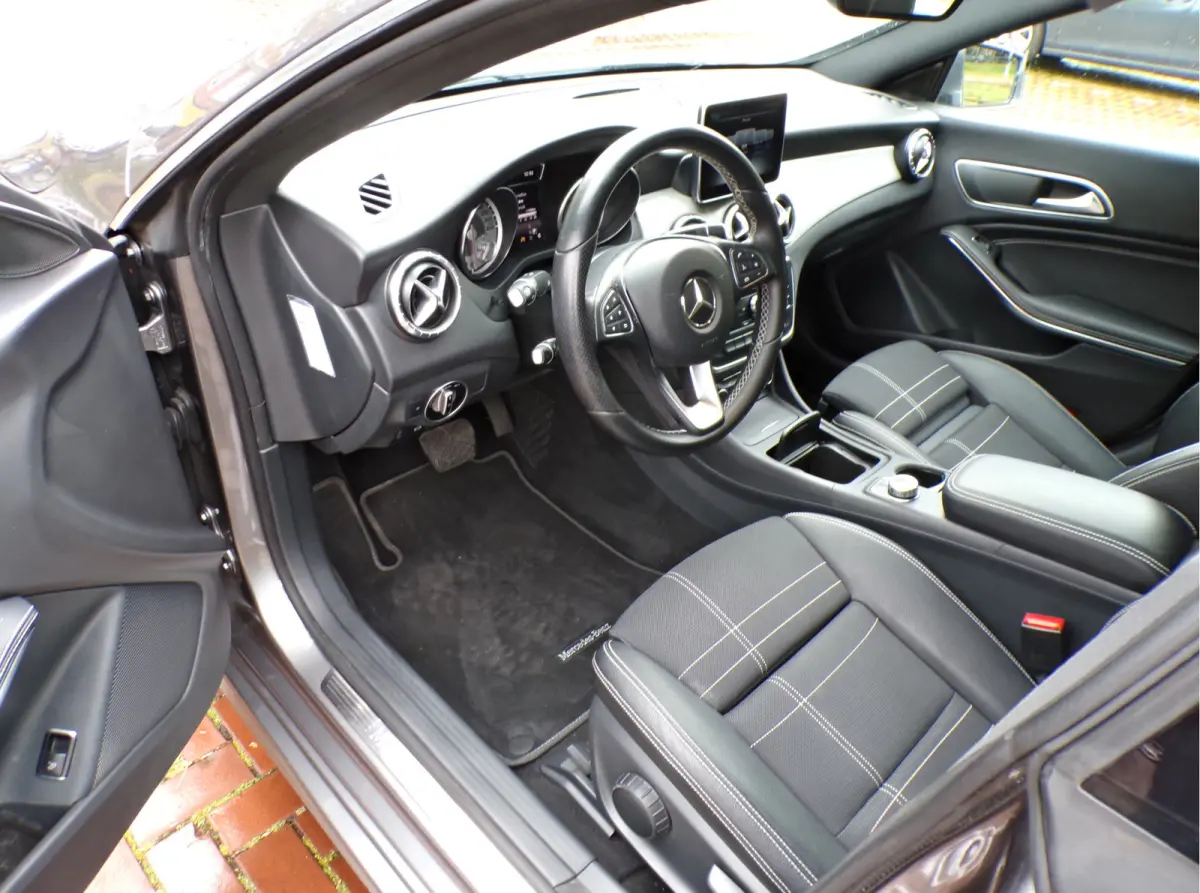 180 Lease Edition Ambition PANORAMADAK NAVI TEL CRUISECONT AUTOMAAT