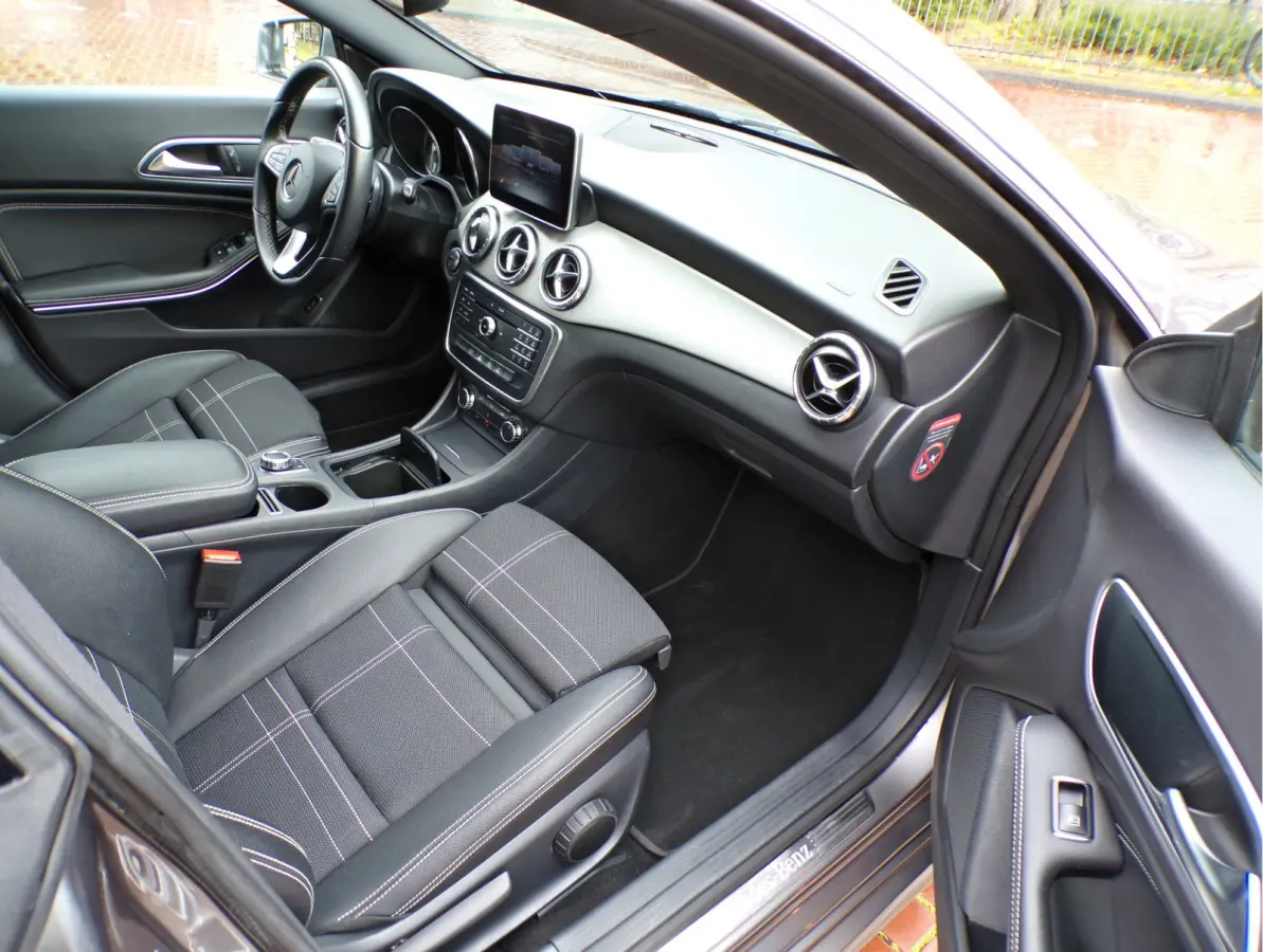 180 Lease Edition Ambition PANORAMADAK NAVI TEL CRUISECONT AUTOMAAT