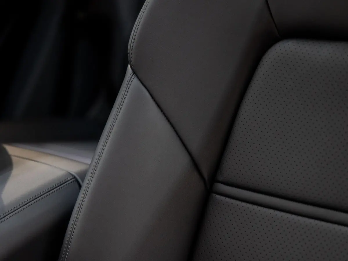 3.0 E-Hybrid | SportDesign | Achterasbesturing | Head-Up Display | InnoDrive |