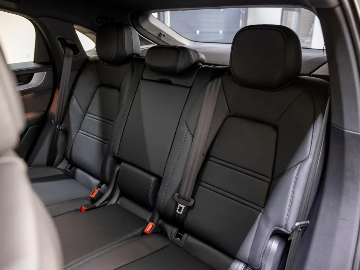 3.0 E-Hybrid | SportDesign | Achterasbesturing | Head-Up Display | InnoDrive |
