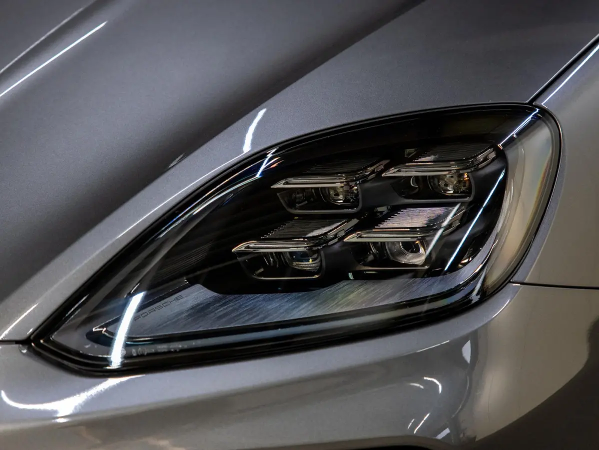 3.0 E-Hybrid | SportDesign | Achterasbesturing | Head-Up Display | InnoDrive |