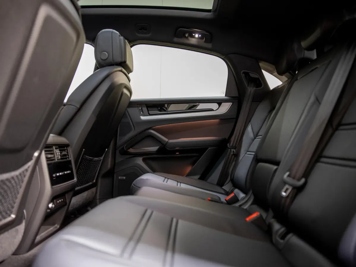 3.0 E-Hybrid | SportDesign | Achterasbesturing | Head-Up Display | InnoDrive |