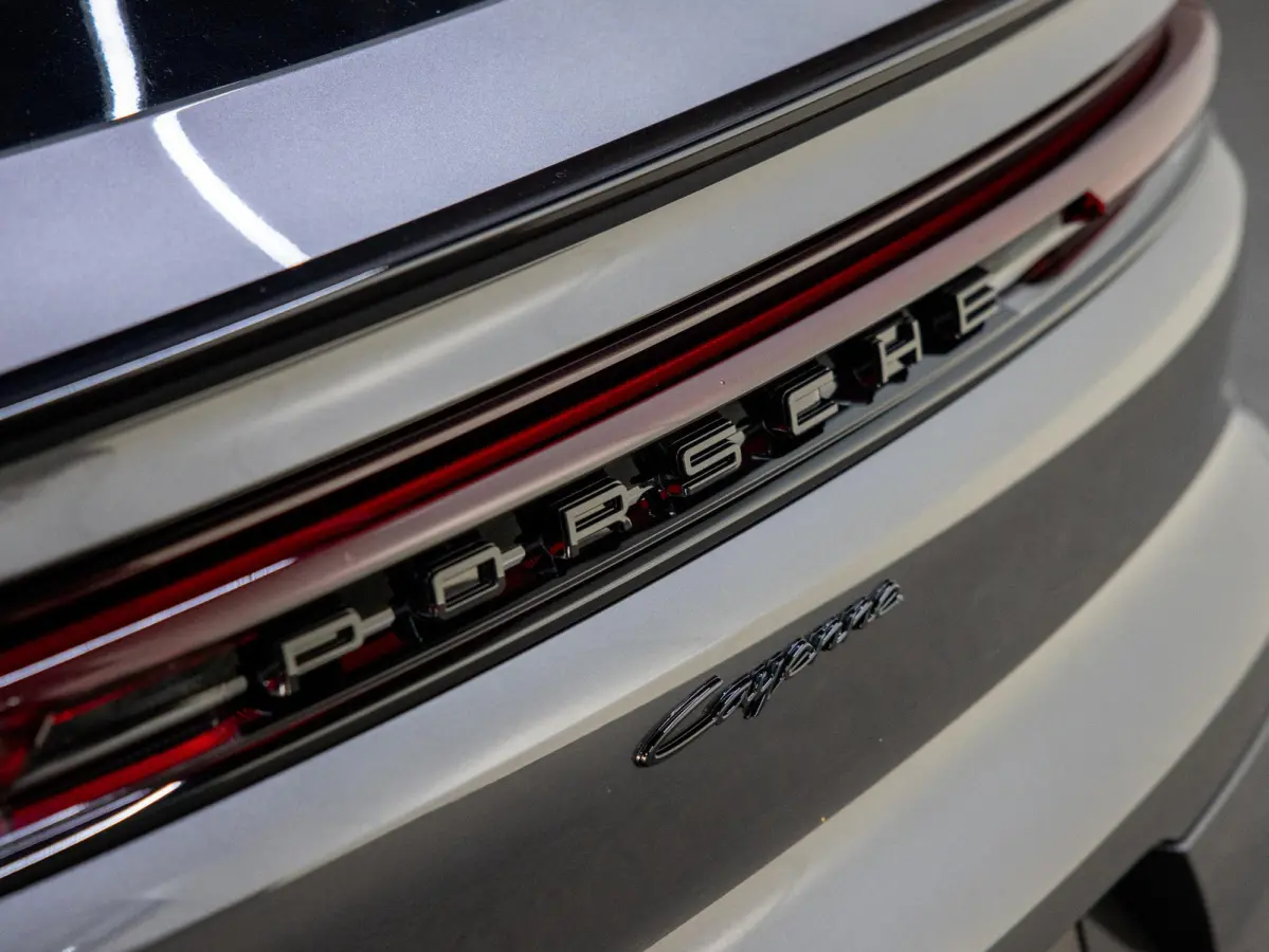 3.0 E-Hybrid | SportDesign | Achterasbesturing | Head-Up Display | InnoDrive |