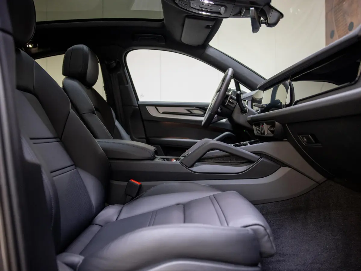 3.0 E-Hybrid | SportDesign | Achterasbesturing | Head-Up Display | InnoDrive |