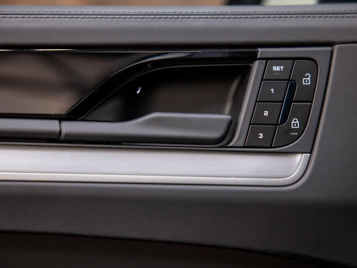 3.0 E-Hybrid | SportDesign | Achterasbesturing | Head-Up Display | InnoDrive |