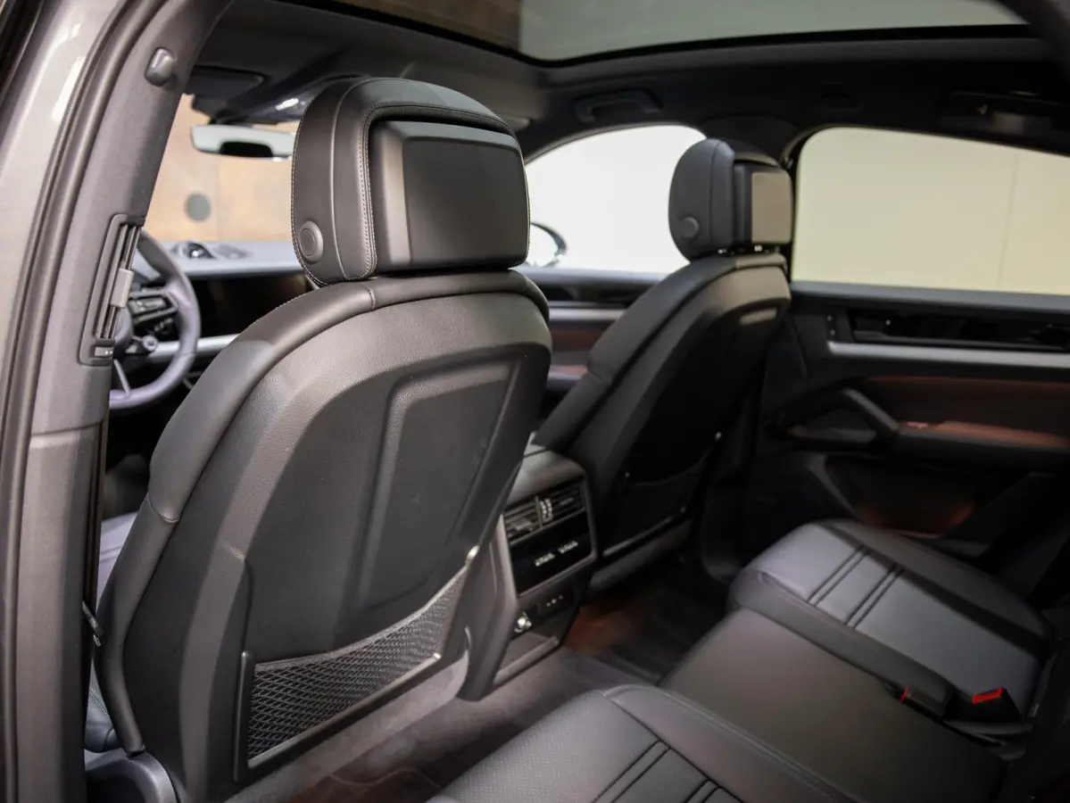 3.0 E-Hybrid | SportDesign | Achterasbesturing | Head-Up Display | InnoDrive |