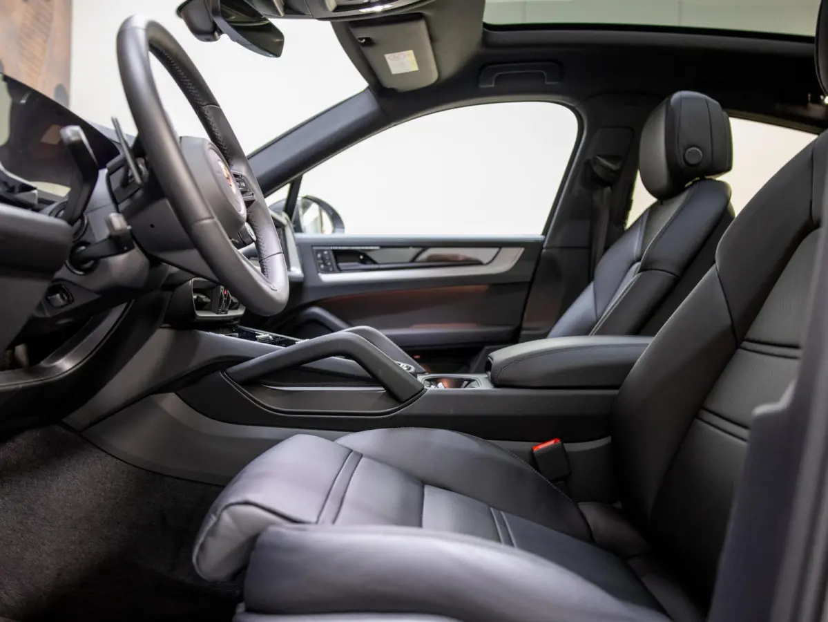 3.0 E-Hybrid | SportDesign | Achterasbesturing | Head-Up Display | InnoDrive |