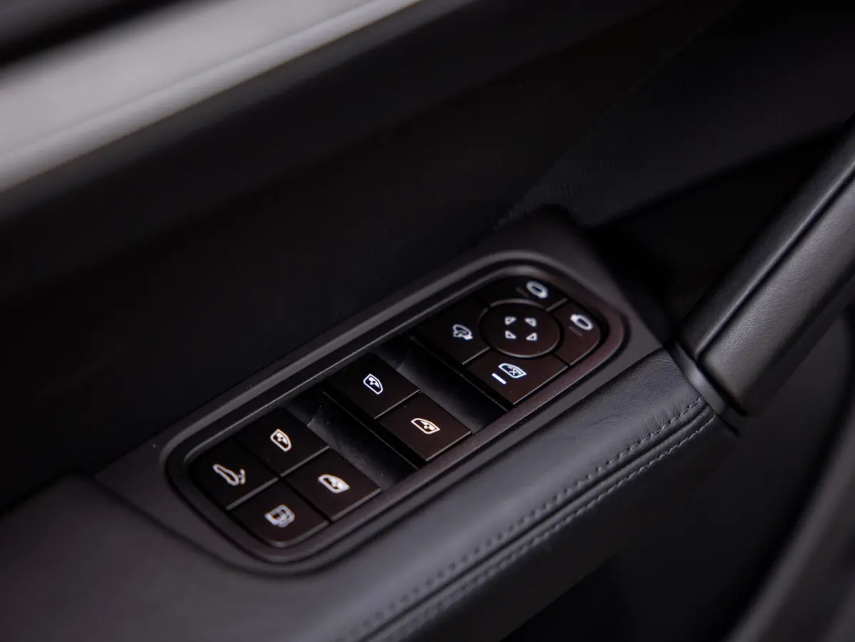 3.0 E-Hybrid | SportDesign | Achterasbesturing | Head-Up Display | InnoDrive |