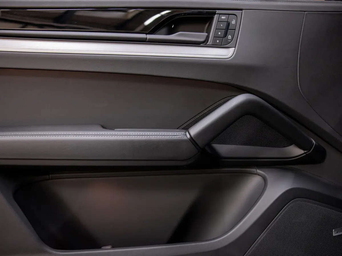 3.0 E-Hybrid | SportDesign | Achterasbesturing | Head-Up Display | InnoDrive |