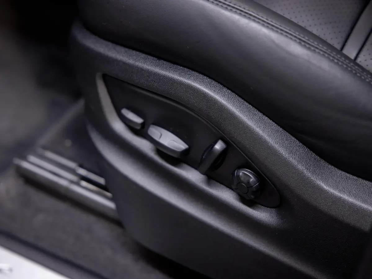 3.0 E-Hybrid | SportDesign | Achterasbesturing | Head-Up Display | InnoDrive |
