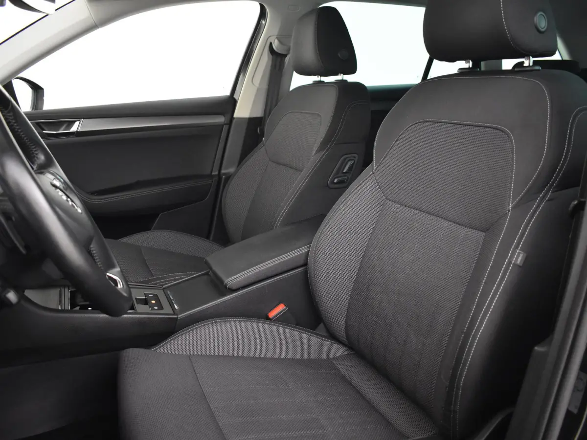 Style iV 218pk DSG/AUTO | Elektrisch verstelb. voorstoelen | 95% SOH | Adaptive cruise  | DAB l Stoelverwarming | Elektr. achterklep | Navigatie | 17" LMV