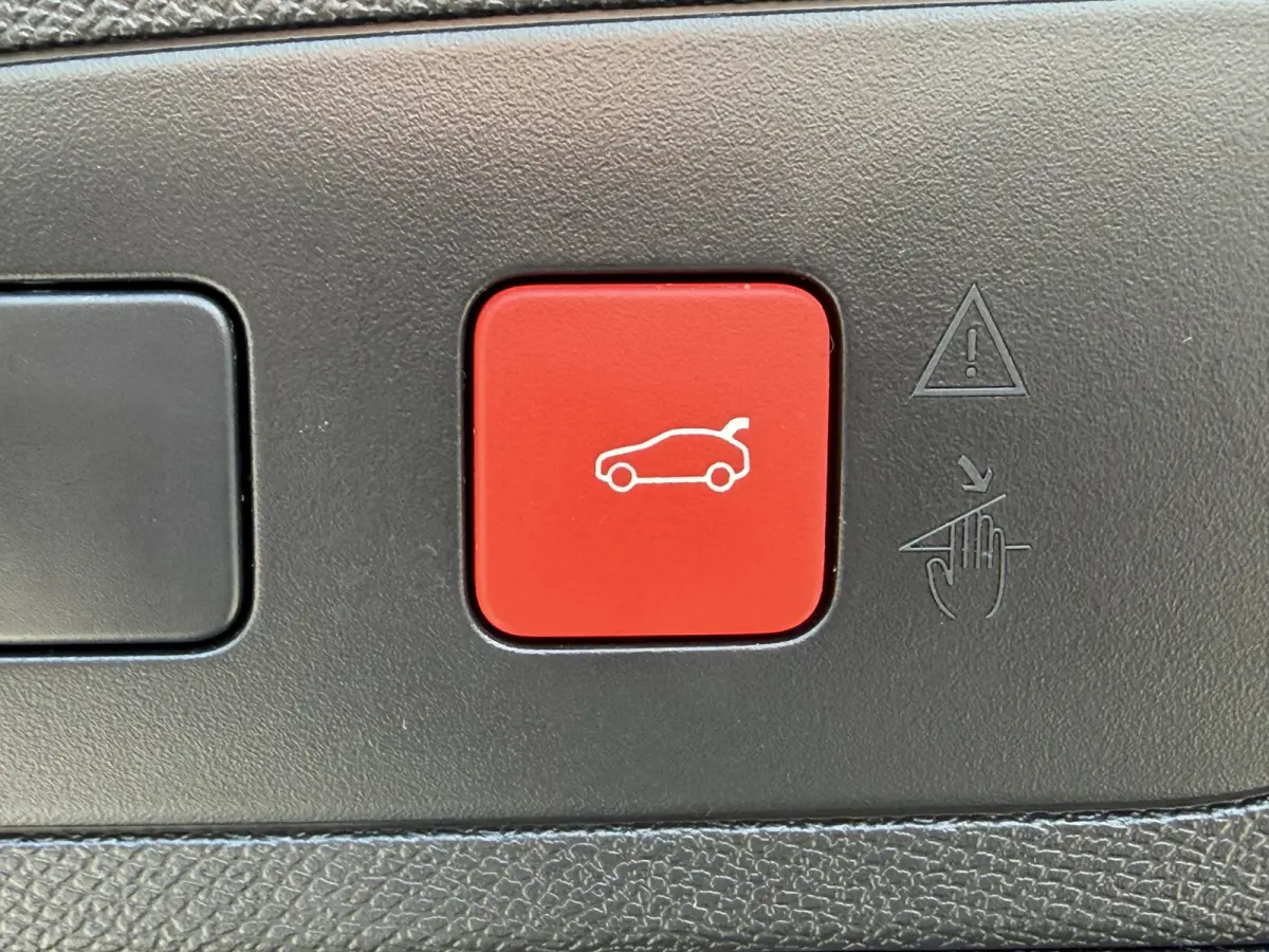 225pk E-Tense Etoile (Elektrisch Schuifdak - Trekhaak - Elektrische klep - Leder incl verwarming/geheugen - Adaptieve Cruise Controle - LED - Camera)