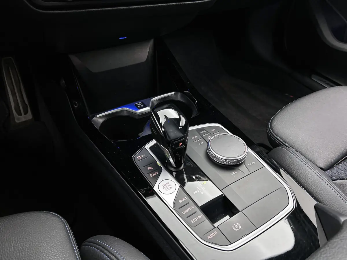 118i High Executive M-Sport (Dealer onderhoud, Navi Pro, PDC V+A, StoelV, Digitale dash, Etc)