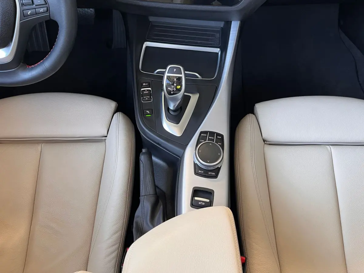 220iA SPORTLINE ** ADAPT. LED, BEIGE LEDER, NAVI PROF, CAMERA, 18-inch LMV ** UNFALLFREI - Slechts 45.900km. ** ** INFORMEER OOK NAAR ONZE AANTREKKELIJKE FINANCIAL-LEASE TARIEVEN **
