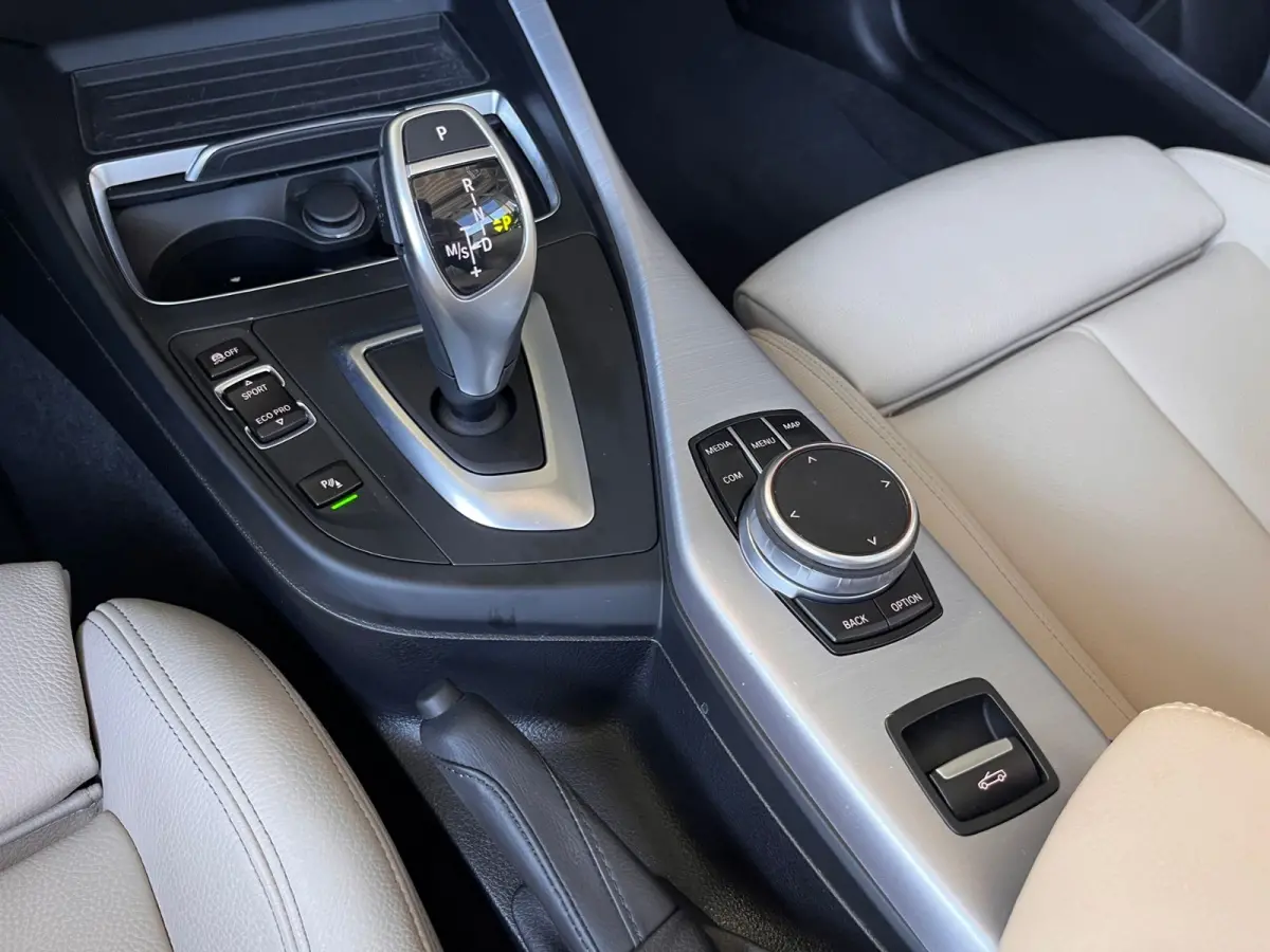 220iA SPORTLINE ** ADAPT. LED, BEIGE LEDER, NAVI PROF, CAMERA, 18-inch LMV ** UNFALLFREI - Slechts 45.900km. ** ** INFORMEER OOK NAAR ONZE AANTREKKELIJKE FINANCIAL-LEASE TARIEVEN **