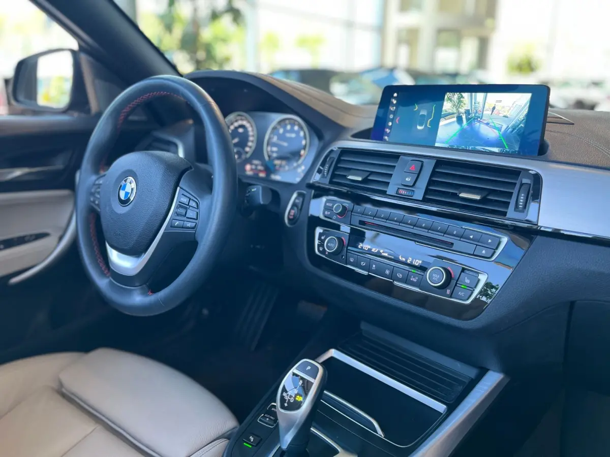 220iA SPORTLINE ** ADAPT. LED, BEIGE LEDER, NAVI PROF, CAMERA, 18-inch LMV ** UNFALLFREI - Slechts 45.900km. ** ** INFORMEER OOK NAAR ONZE AANTREKKELIJKE FINANCIAL-LEASE TARIEVEN **