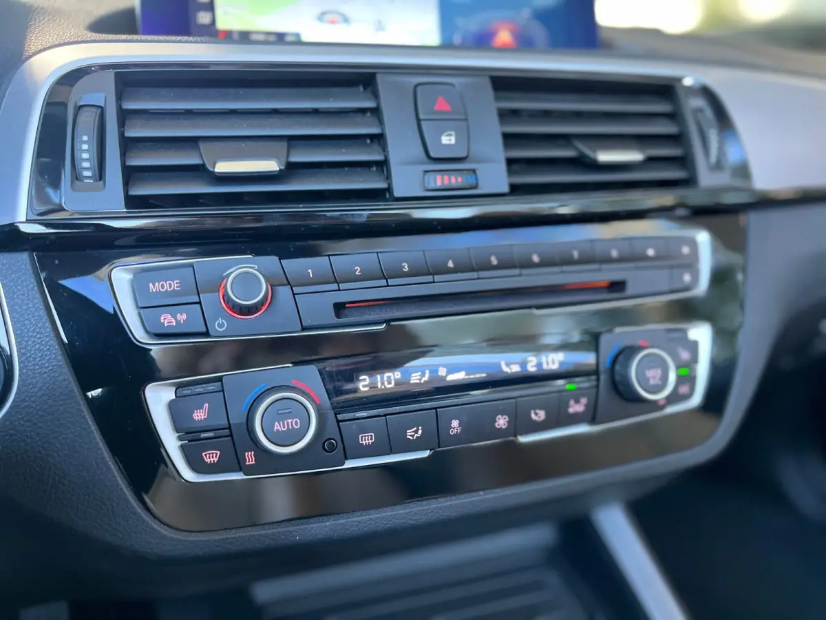 220iA SPORTLINE ** ADAPT. LED, BEIGE LEDER, NAVI PROF, CAMERA, 18-inch LMV ** UNFALLFREI - Slechts 45.900km. ** ** INFORMEER OOK NAAR ONZE AANTREKKELIJKE FINANCIAL-LEASE TARIEVEN **
