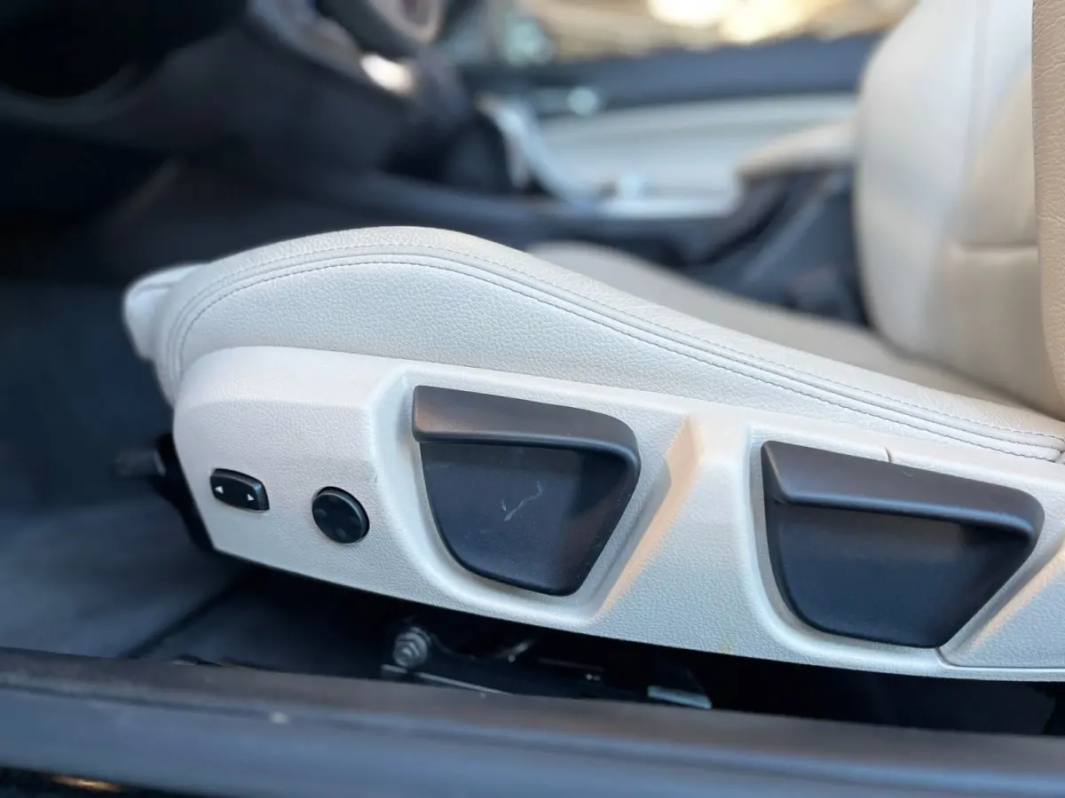 220iA SPORTLINE ** ADAPT. LED, BEIGE LEDER, NAVI PROF, CAMERA, 18-inch LMV ** UNFALLFREI - Slechts 45.900km. ** ** INFORMEER OOK NAAR ONZE AANTREKKELIJKE FINANCIAL-LEASE TARIEVEN **