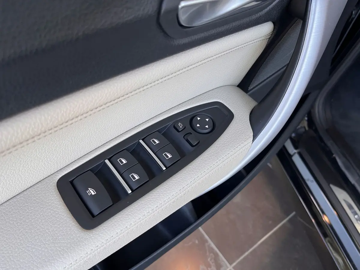 220iA SPORTLINE ** ADAPT. LED, BEIGE LEDER, NAVI PROF, CAMERA, 18-inch LMV ** UNFALLFREI - Slechts 45.900km. ** ** INFORMEER OOK NAAR ONZE AANTREKKELIJKE FINANCIAL-LEASE TARIEVEN **
