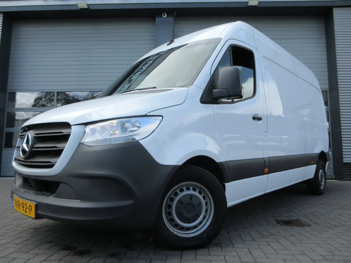 215cdi, L2H2, Automaat, Airco, Camera, Navigatie, 3-Zits, Trekhaak.