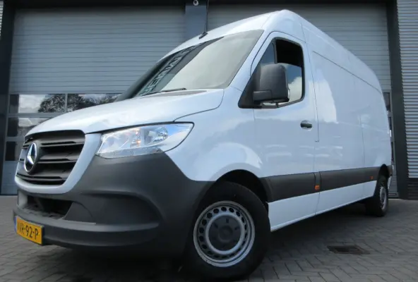 215cdi, L2H2, Automaat, Airco, Camera, Navigatie, 3-Zits, Trekhaak.
