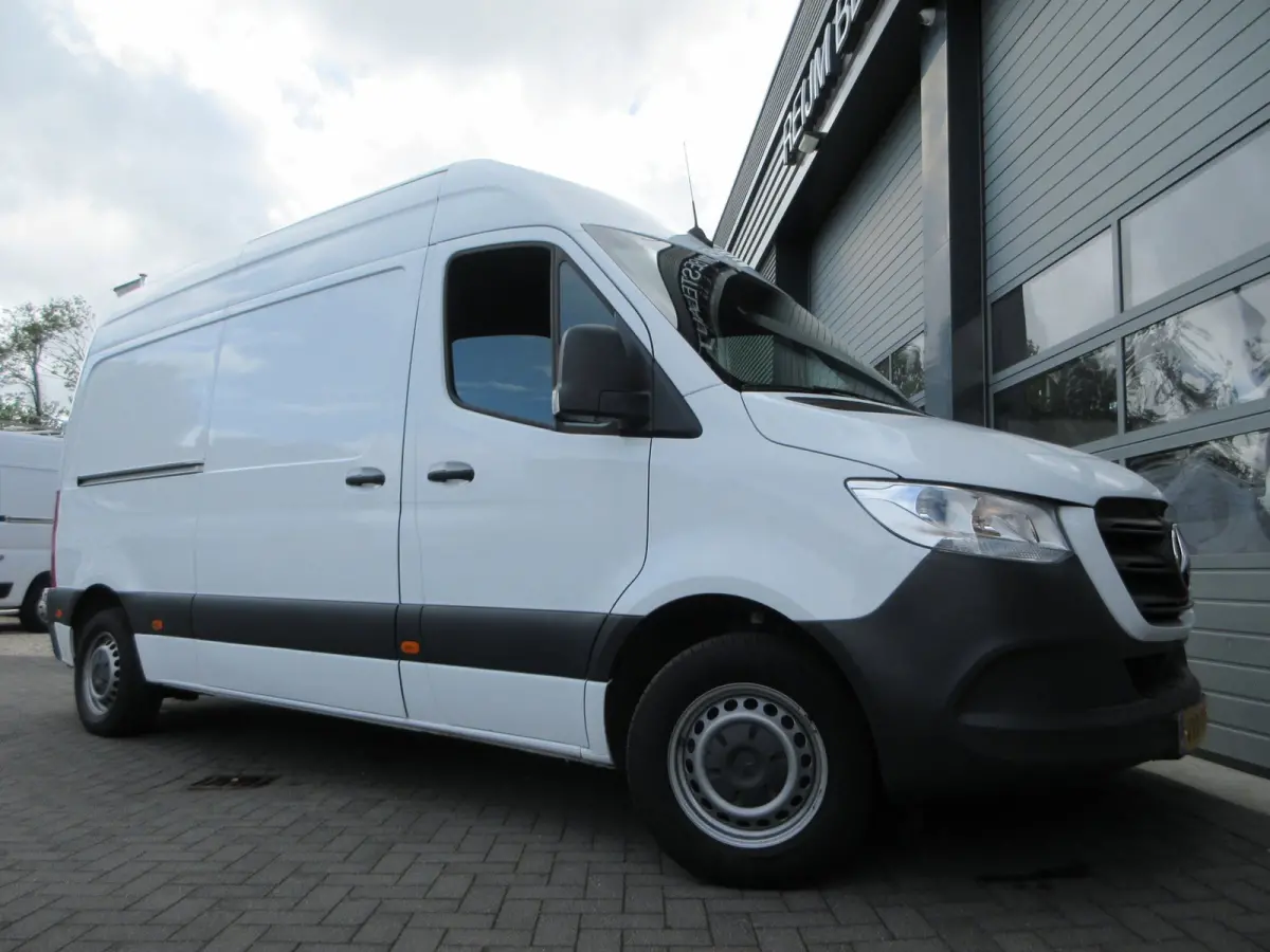 215cdi, L2H2, Automaat, Airco, Camera, Navigatie, 3-Zits, Trekhaak.