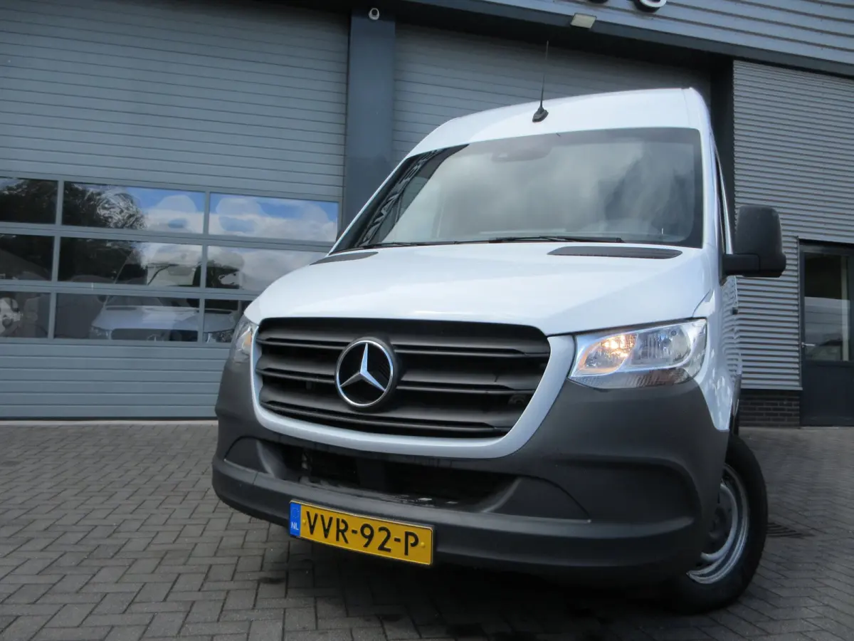 215cdi, L2H2, Automaat, Airco, Camera, Navigatie, 3-Zits, Trekhaak.