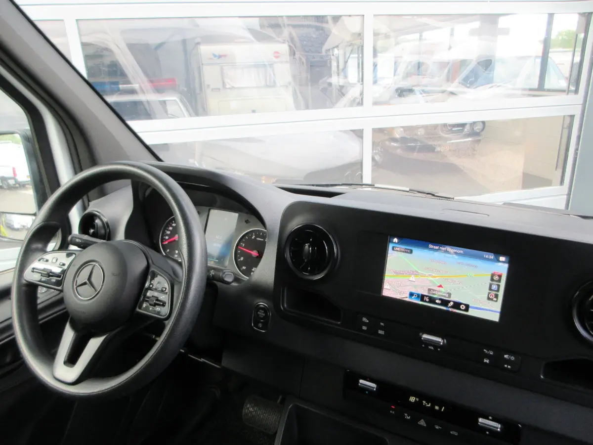 215cdi, L2H2, Automaat, Airco, Camera, Navigatie, 3-Zits, Trekhaak.