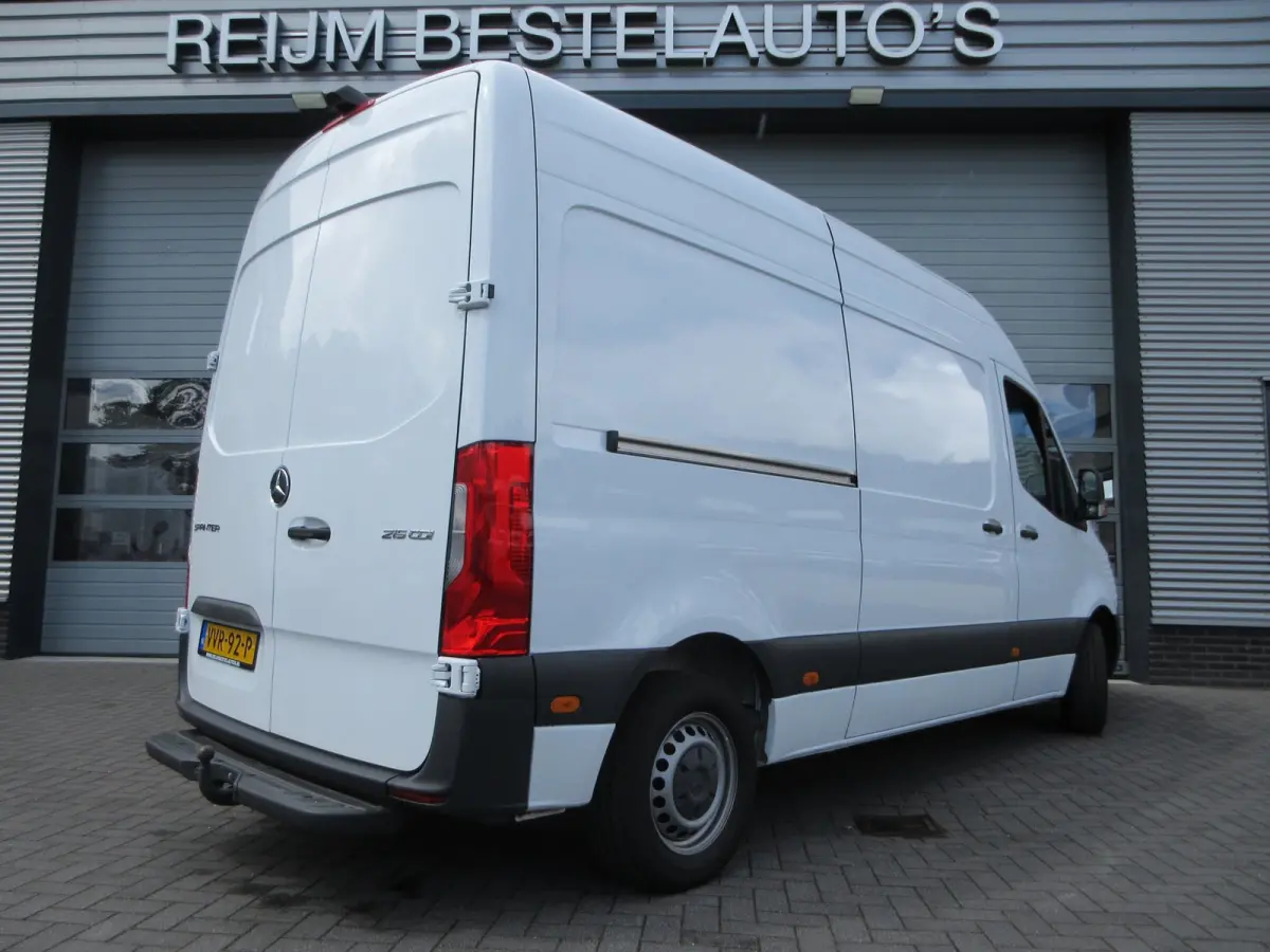 215cdi, L2H2, Automaat, Airco, Camera, Navigatie, 3-Zits, Trekhaak.