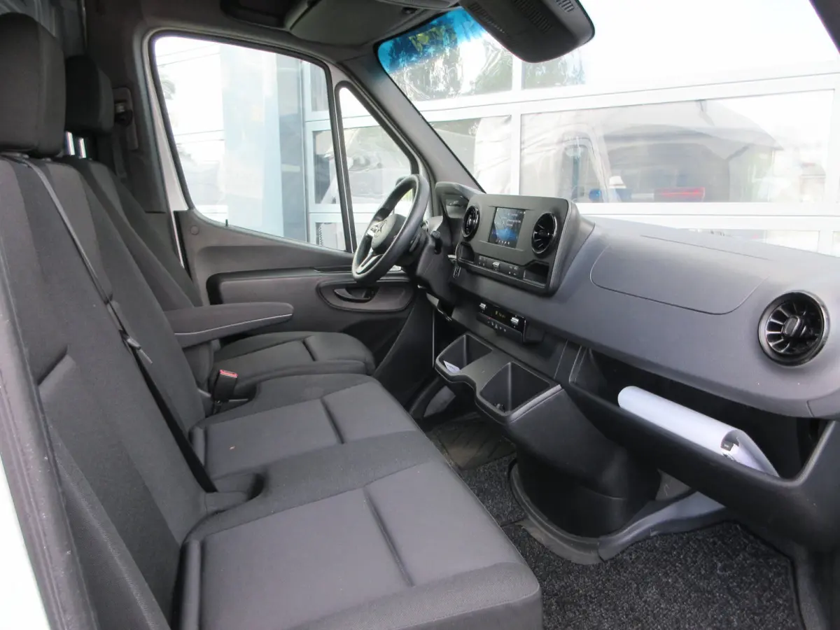 215cdi, L2H2, Automaat, Airco, Camera, Navigatie, 3-Zits, Trekhaak.