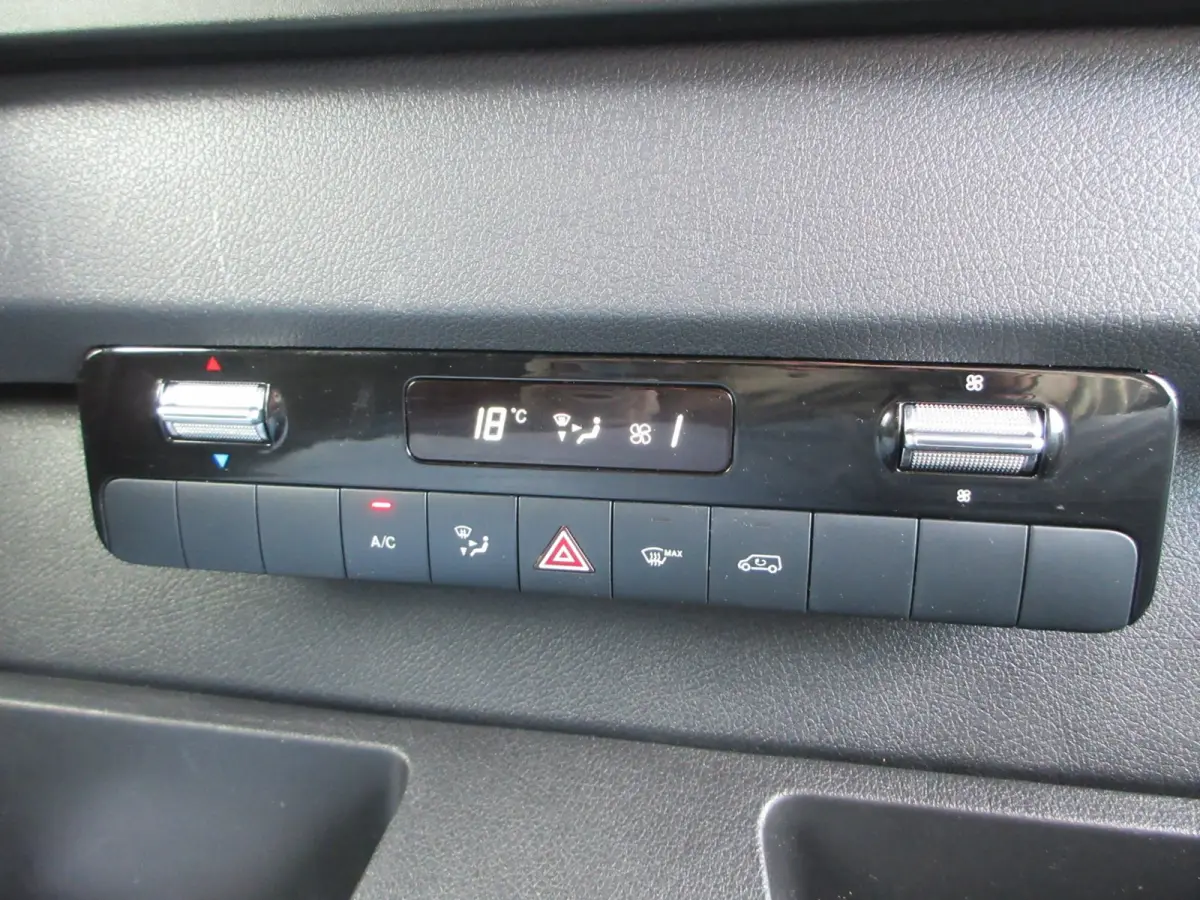 215cdi, L2H2, Automaat, Airco, Camera, Navigatie, 3-Zits, Trekhaak.