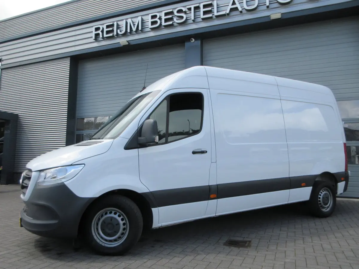 215cdi, L2H2, Automaat, Airco, Camera, Navigatie, 3-Zits, Trekhaak.
