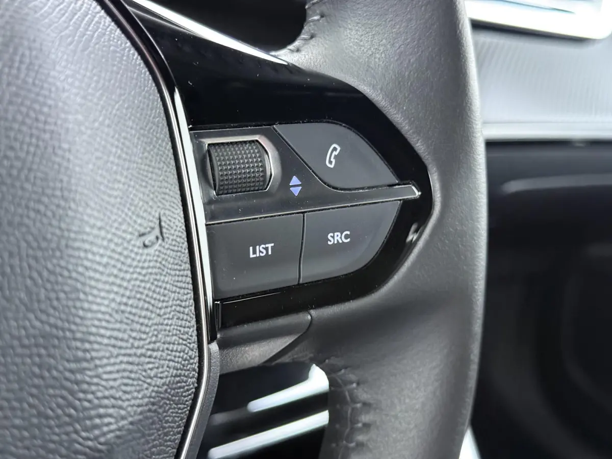 SUV Allure 100pk | Automatische Airco | Navigatie via Apple Carplay en Android auto | Cruise control | Parkeersensoren achter | 17 inch lichtmetalen velgen | Led koplampen