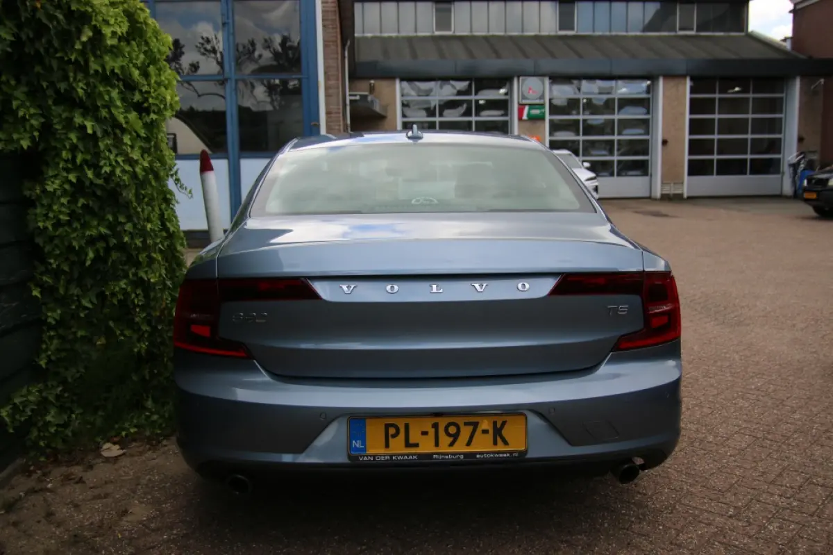 2.0 T5 Momentum Business Pro