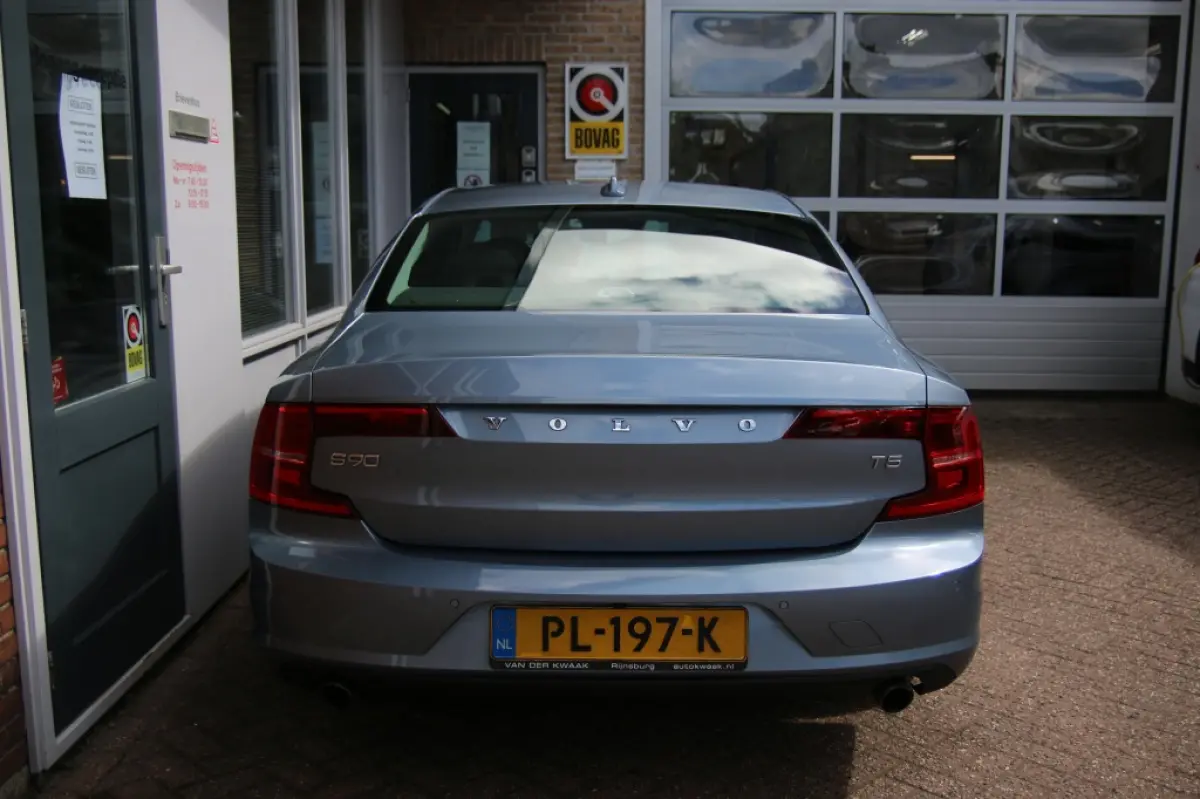 2.0 T5 Momentum Business Pro